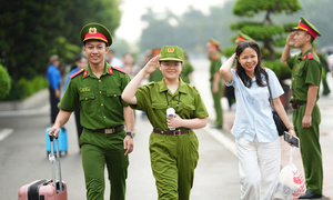 Gần 300 học sinh học kỹ năng sinh tồn, thoát hiểm tại Học viện Cảnh sát Nhân dân