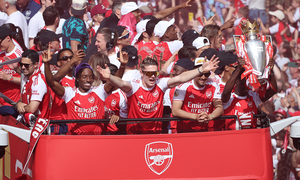 Quên nỗi buồn Champions League, Arsenal rước cúp giữa hàng trăm nghìn CĐV