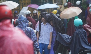 Thí sinh 'đội mưa' ra về sau môn thi lớp 10 chuyên tại TP.HCM