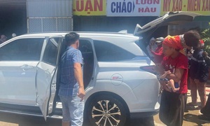 Ba mẹ con đi bộ xuyên miền Trung dưới nắng 40 độ C được hỗ trợ lên taxi về nhà