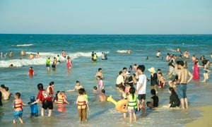 Nắng nóng 40 độ C, người dân miền Trung đổ ra biển giải nhiệt