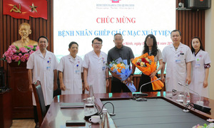 Lần đầu nhìn rõ người thân sau gần 30 năm mờ đục, cô gái vỡ òa