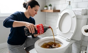 Đổ Coca-cola xuống bồn cầu có tác dụng gì?