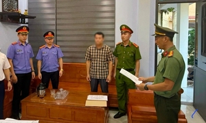 Bắt hiệu trưởng trường tiểu học ở Quảng Trị để điều tra nhận hối lộ