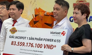 Chủ nhân giải độc đắc hơn 83 tỷ đồng không đeo mặt nạ nhận thưởng