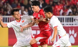 Chạy vào khu kỹ thuật của U19 Việt Nam bị cản trở, cầu thủ Indonesia nổi nóng