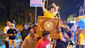 Khiêng quan tài diễu phố ở Sóc Trăng: Bắt chủ trại hòm và 6 đồng phạm