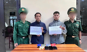 Khởi tố 2 kẻ vận chuyển trái phép hơn nửa ký vàng từ Lào về Việt Nam