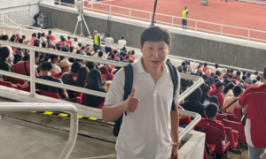 HLV Kim Sang-sik đến xem Indonesia thi đấu