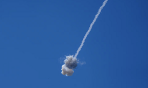 Mỹ tấn công sau vụ trực thăng bị bắn rơi, Iran phóng tên lửa, UAV đáp trả