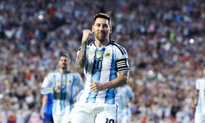 Messi ứng xử tinh tế, 'tặng' 2 câu trả lời khiến nhà báo xúc động