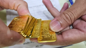 Giá vàng liên tục lao dốc, nhà đầu tư tiếc nuối nhìn tài sản 'bốc hơi'