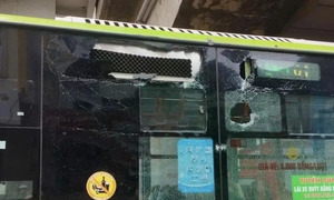 Mảng vữa từ nhà ga metro Cát Linh - Hà Đông rơi trúng xe buýt