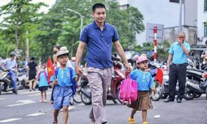 Đưa con khai giảng vài tiếng là đủ, đâu cần tăng 2 ngày nghỉ dịp 2/9