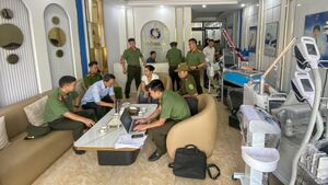 Shipper học hết lớp 9 đóng vai bác sĩ, tạo hình thẩm mỹ phụ khoa cho khách
