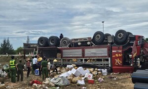 Xe tải chở hoa quả lật trên quốc lộ 1, cháu bé 9 tuổi tử nạn