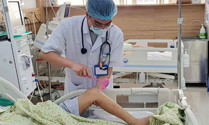 Bất lực vì mẹ bỏ thuốc ở bệnh viện, tin 'thần y mạng' hơn bác sĩ