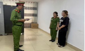 Bắt giam người mẹ đánh con 4 tuổi dẫn đến tử vong
