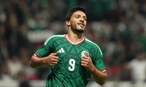 Từng nứt hộp sọ, cầu thủ Mexico đánh đầu ghi bàn ở World Cup 2026 rồi bật khóc
