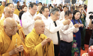 Lãnh đạo TP.HCM dự lễ cầu siêu, tưởng niệm liệt sĩ tại Công viên Lê Thị Riêng