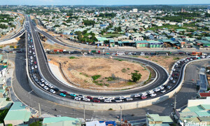 Quốc lộ 51 quá tải, cao tốc Biên Hòa - Vũng Tàu ùn tắc hơn 4km