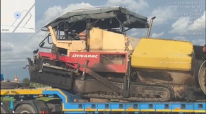 Xử phạt tài xế và chủ xe đầu kéo chở xe lu chằng buộc sơ sài trên cao tốc