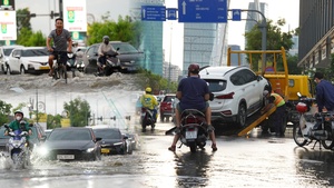 Mưa lớn ngập chân cầu Ba Son, loạt xe chết máy, ô tô phải gọi cứu hộ