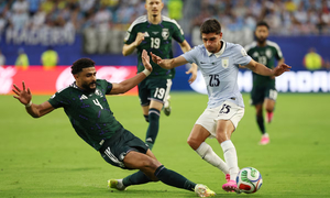 Cầu thủ Uruguay bỏ hành lý ở vỉa hè, xếp hàng chờ chó nghiệp vụ kiểm tra