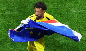 Thủ môn Cape Verde vừa thất nghiệp đến World Cup trở thành người hùng