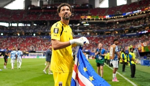 Thủ môn Cape Verde khóc vì không đủ tiền đưa mẹ sang Mỹ xem World Cup 2026