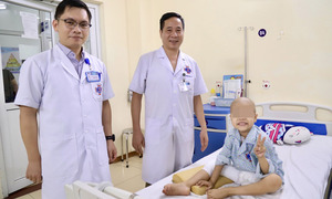 Đưa con đi khám vì khớp gối đau, gia đình sốc khi bé 6 tuổi mắc ung thư xương