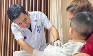 Bé 22 tháng suýt mất bàn tay vì máy dập cốc, bác sĩ nối thành công sau 5 giờ
