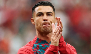Ronaldo hứng bão chỉ trích, cầu thủ Bồ Đào Nha lên tiếng