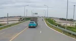 Tài xế dương tính ma túy lái taxi húc bay xe tải xuống vệ đường