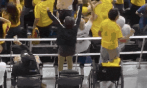 Khoảnh khắc cổ động viên ngồi xe lăn đứng bật dậy ăn mừng tại World Cup gây sốt