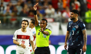 Cầu thủ đầu tiên trong lịch sử bị thẻ đỏ vì che miệng khi cãi nhau ở World Cup