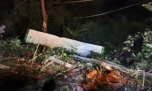 Tai nạn liên hoàn trên đèo Bảo Lộc, xe container và ô tô lao xuống vực