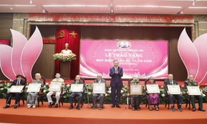Hướng dẫn mới của Ban Tổ chức Trung ương về xét tặng Huy hiệu Đảng