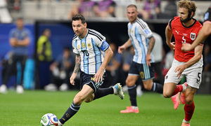 Đối thủ ấm ức bàn thắng lịch sử của Messi: 'CĐV Argentina cũng thấy phạm lỗi'