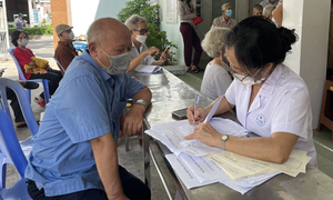 Người cao tuổi được khám sức khỏe định kỳ miễn phí ít nhất mỗi năm một lần
