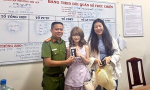 Nhận lại tài sản thất lạc chỉ sau 2,5 giờ, nữ du khách viết thư cảm ơn công an