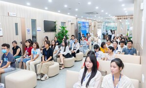 Giải mã trào lưu tháo kính đón hè của giới trẻ