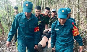 Băng rừng, vượt đường núi ứng cứu nam du khách Đức bị tai nạn gãy chân