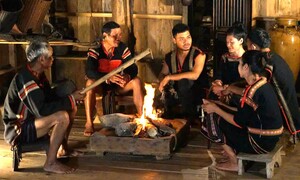 Bỏ phố, phục dựng nhà sàn cũ, chàng trai Mnông thành 'người có uy tín' ở tuổi 25