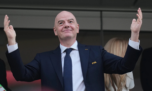 Chủ tịch FIFA 'phân thân' xem 2 trận World Cup cùng giờ bằng cách nào?