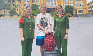 Công an giúp nữ du khách Kazakhstan tìm lại nhiều tài sản, giấy tờ quan trọng
