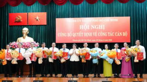 TP.HCM điều động 12 cán bộ lãnh đạo sở, ngành về làm Chủ tịch, Bí thư phường xã
