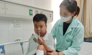 Hai anh em cùng bệnh, thay nhau lên bàn mổ, gia đình kiệt quệ sau 6 năm vay nợ
