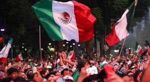 Cổ động viên Mexico nẹt pô, bấm còi inh ỏi phá giấc ngủ, đội Ecuador mách FIFA