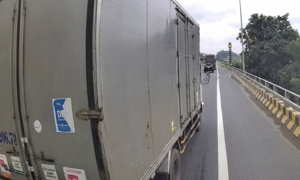 Phạt tài xế xe tải vượt ẩu trên Quốc lộ 1 từ phản ánh qua ứng dụng VNeTraffic